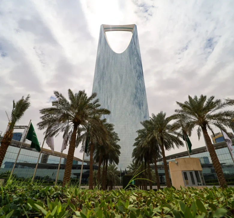 riyadh-saudi-arabia-april-1-2024-kingdom-tower-al-mamlaka-business-king-fahd-road